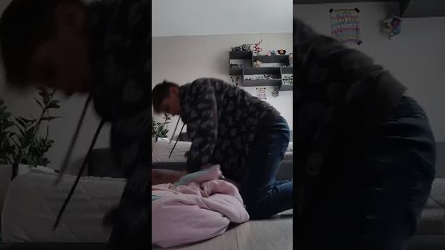 делают трюки на батутном самокате