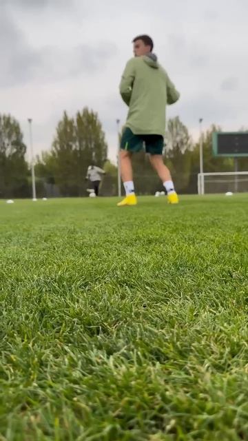 Средняя передача щекой 2 касания (две ноги)