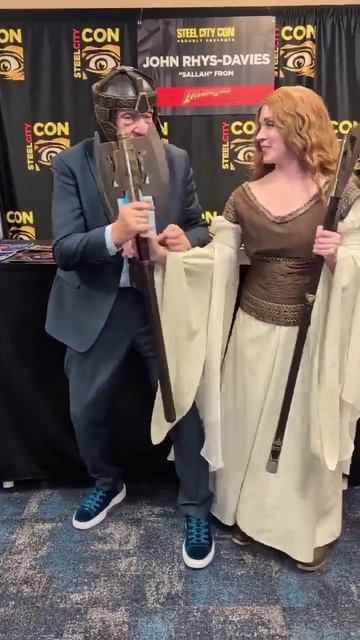 В свой 81 год Рис-Дэвис по-прежнему приходит в восторг, каждый раз, когда ему вручают топоры Гимли