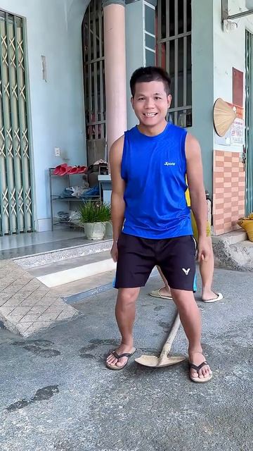 У него нет мозгов)