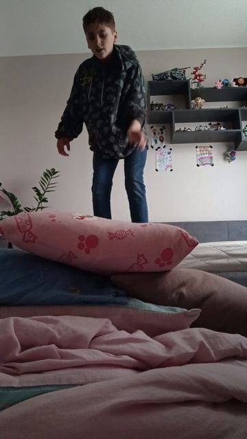 сделал сальто с кровати 😲