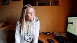 Красивая девушка очень красиво поёт