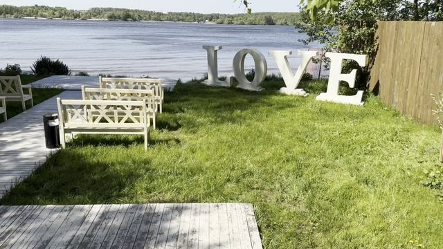 Площадка с  шатром для мероприятий на берегу Клязьминского водохранилища