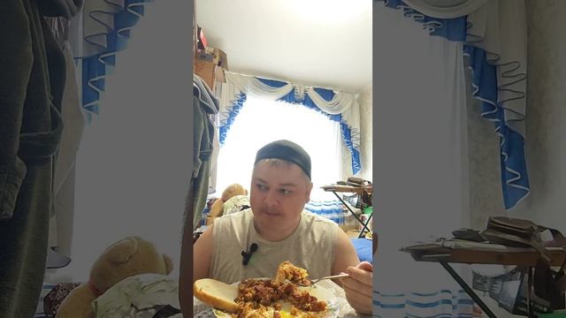 Мукбанг: Обжаренный рис с копчёной колбасой и яйцами — вкуснятина!