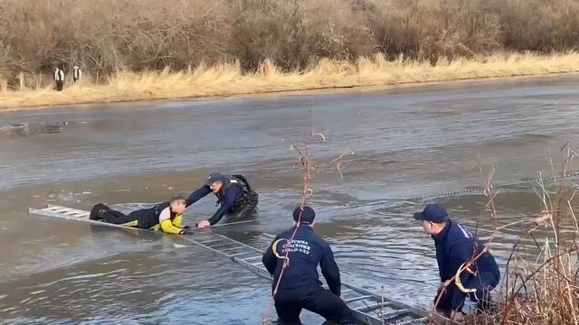 В Улан-Удэ мужчина провалился под лед, катаясь на лыжах
