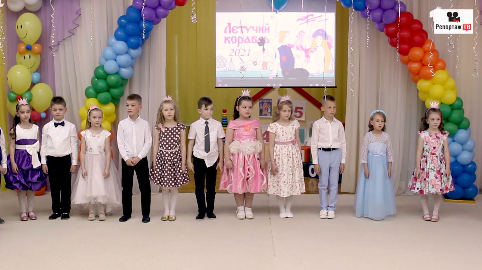 Выпускники читают стихи и поют песенку - съёмка выпускного в описании - вы помните свой выпускной?