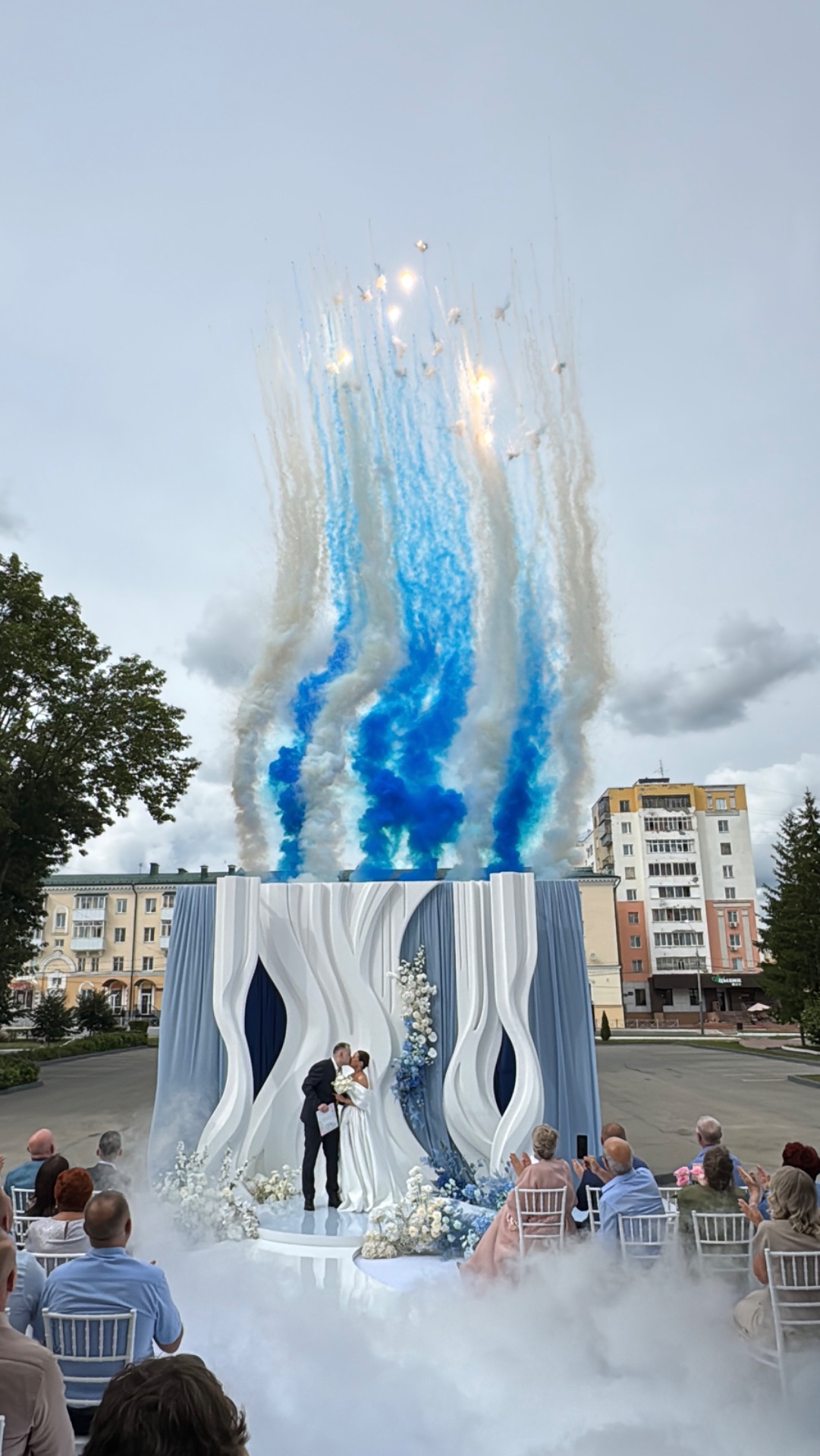 Дымовой салют на регистрацию брака!