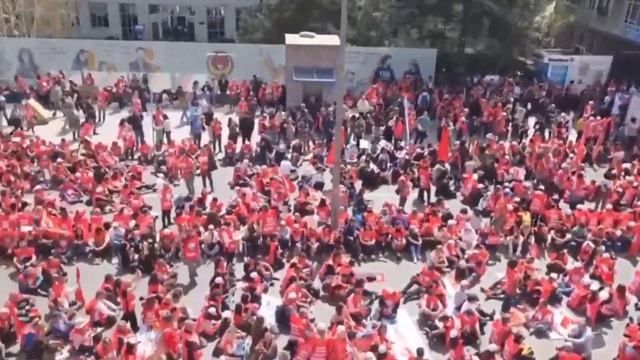 Сотни учителей вышли на протест в Анкаре после двух подряд случаев стрельбы в турецких школах.