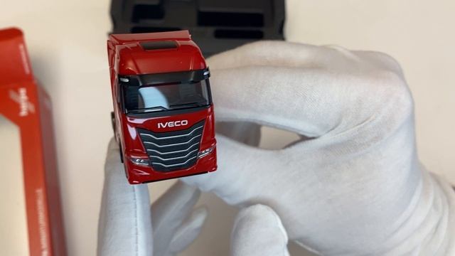 Распаковка: модель Iveco S-Way в масштабе 1:87 от Herpa
