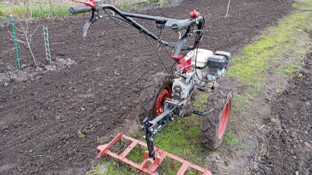 открыл сезон 2026 мотоблочной бороной.