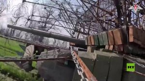 مقاطعة زابوروجيه.. دبابة "تي-90 إم" الروسية تستهدف معقلا للقوات الأوكرانية