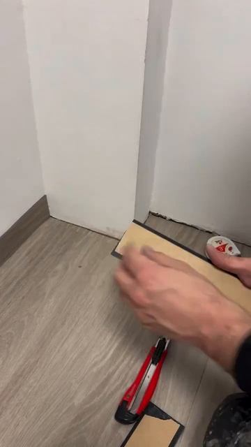 А вы знали что есть вот такой самоклеящийся плинтус?