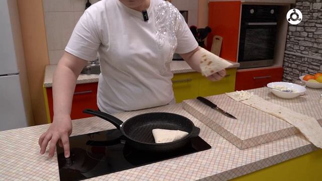 Утреннее меню. Готовим треугольники из лаваша с творогом, вишней и медом.