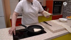 Утреннее меню. Готовим треугольники из лаваша с творогом, вишней и медом.