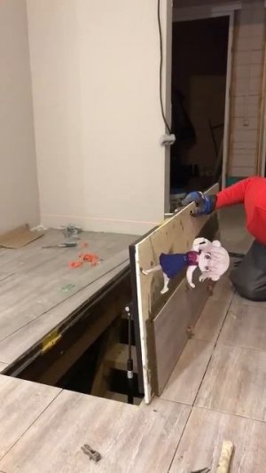 Покладка плитки на крышку люка.