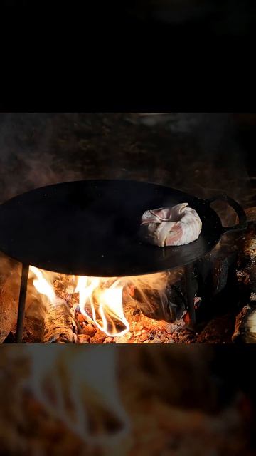 Сочные луковые кольца с мясом в беконе на огне выживание survival