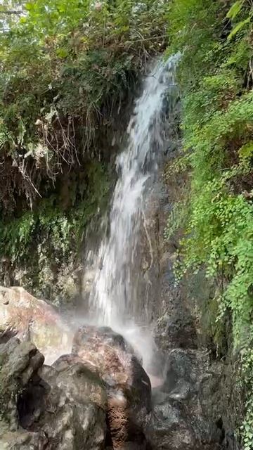 Водопад в национальном парке в ручье Снир одном из притоков реки Иордан.