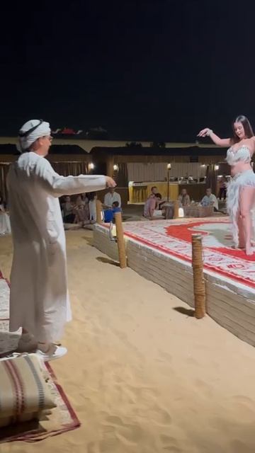 Танец живота в Дубае вместе с танцовщицой танцует даже шейх.