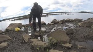 РЫБАЛКА В АРКТИКЕ СЕТКАМИ ПЕШКОМ! ПОДЧИСТИЛ РОДНИК!