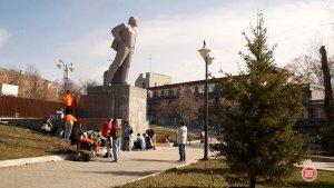 Субботники идут в Ревде. Единороссы помыли памятник Ленину