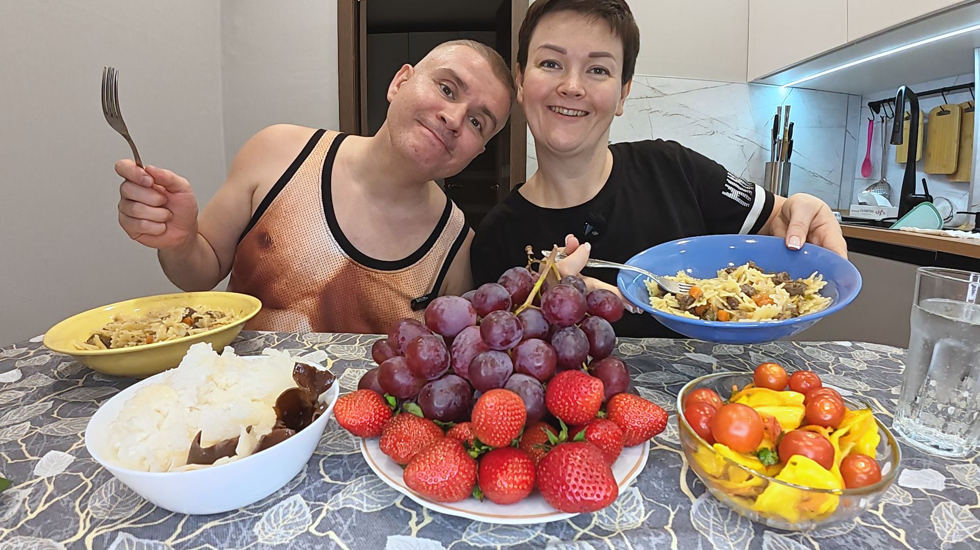 Мукбанг разгорелся жаркий СПОР! Пришлось согласиться с БРЕДОМ Вована что бы не РАЗРУГАТЬСЯ! Ужин