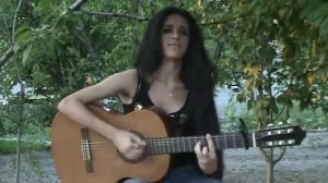 Красивая женщина играет на гитаре,классно поет,красивый голос