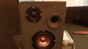 Колонка играет Мика Гордона