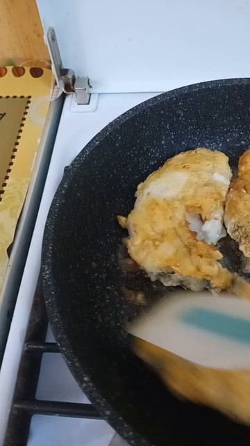 Жареная рыба макрурус уже готова  на сковороде.