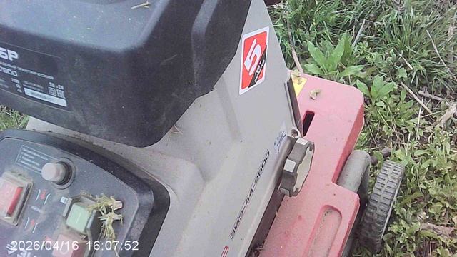 Работа в саду измельчителем срезанных веток ЗУБР ЗИЭ-44-2800