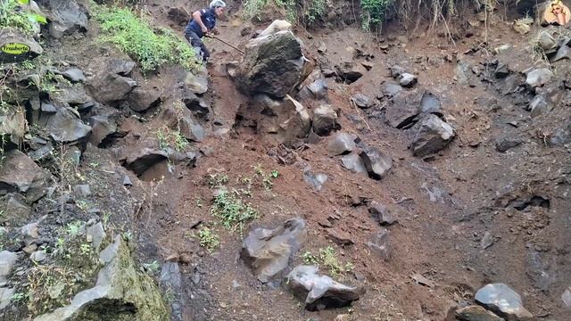 Строительство шахтёр скидывает камни со стен карьера