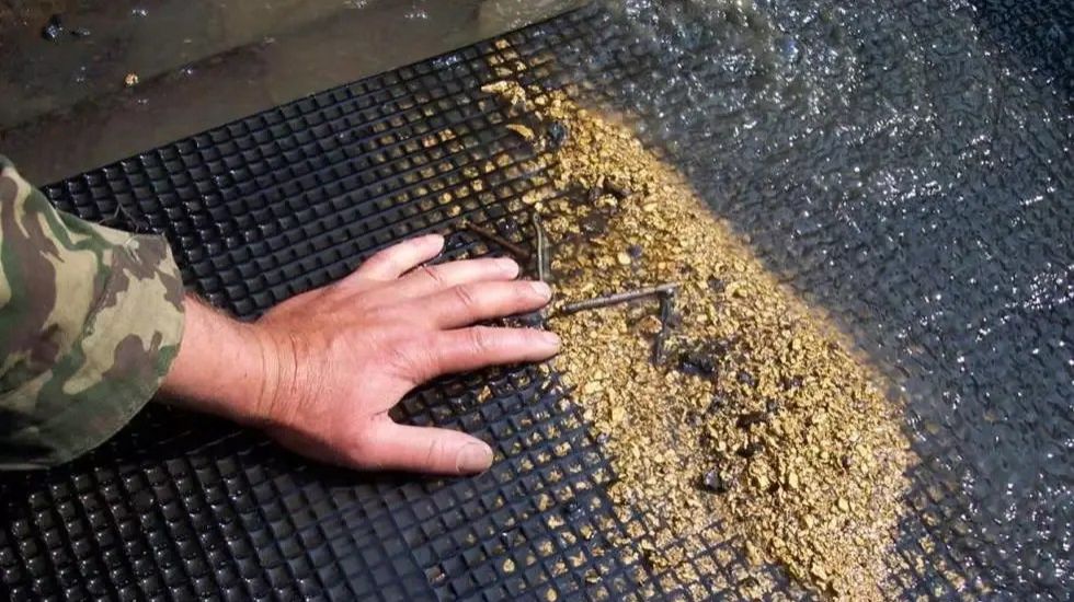 Мою Золото в золотоносной реке зимой!