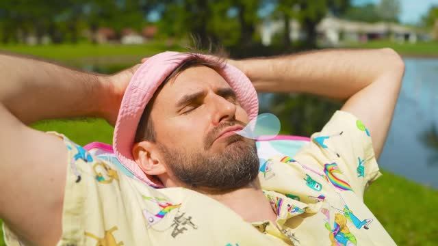 Настя рассказывает весёлую историю про спящего папу