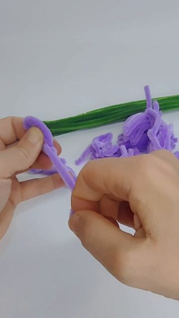 Фиолетовый пышный цветок из синельной проволоки