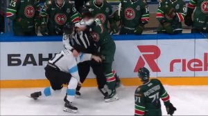 КХЛ. Ак Барс_Динамо Мн матч 4. Драка Уэлле_Дыняк. Жесты Дыняка со скамейки. Будут ли за это санкции