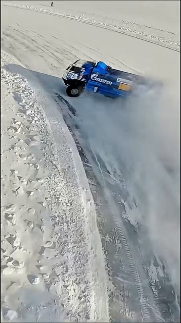 Хищники дюн  легендарные КамАЗы несущиеся по пустыне на полной скорости