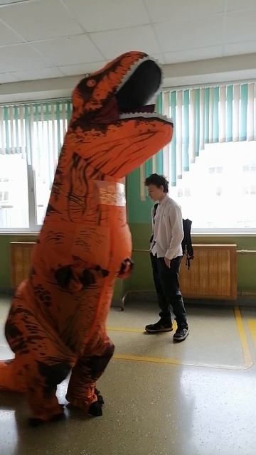 Динозавр в школе