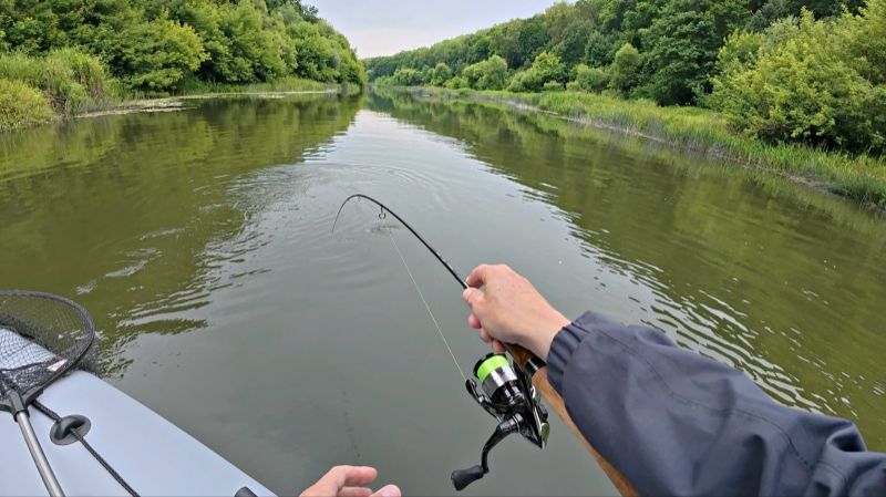ОТ ЭТИХ ПОКЛЁВОК НА ПОВЕРХНОСТИ ВОДЫ ДУХ ЗАХВАТЫВАЕТ Рыбалка на спиннинг.