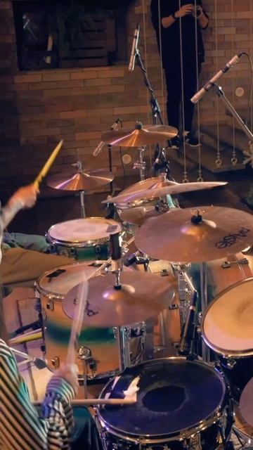 Девчонка раскачала на барабанах