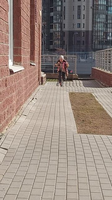 моя однокласница ездит на самокате