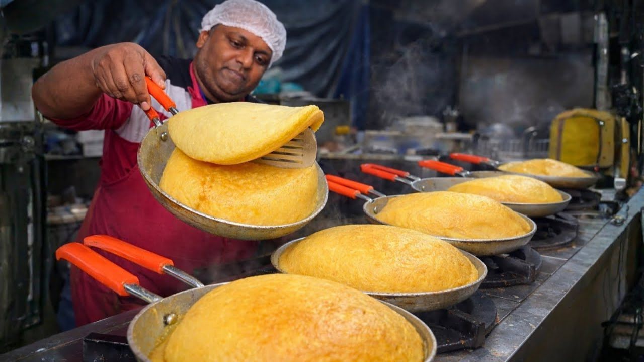 Невероятно пышный омлет со сливочной пастой  Процесс приготовления уличной еды в Индии