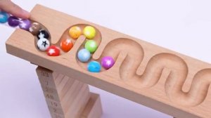 Шарики катятся в машинку. Увлекательное видео. Яркий мультик