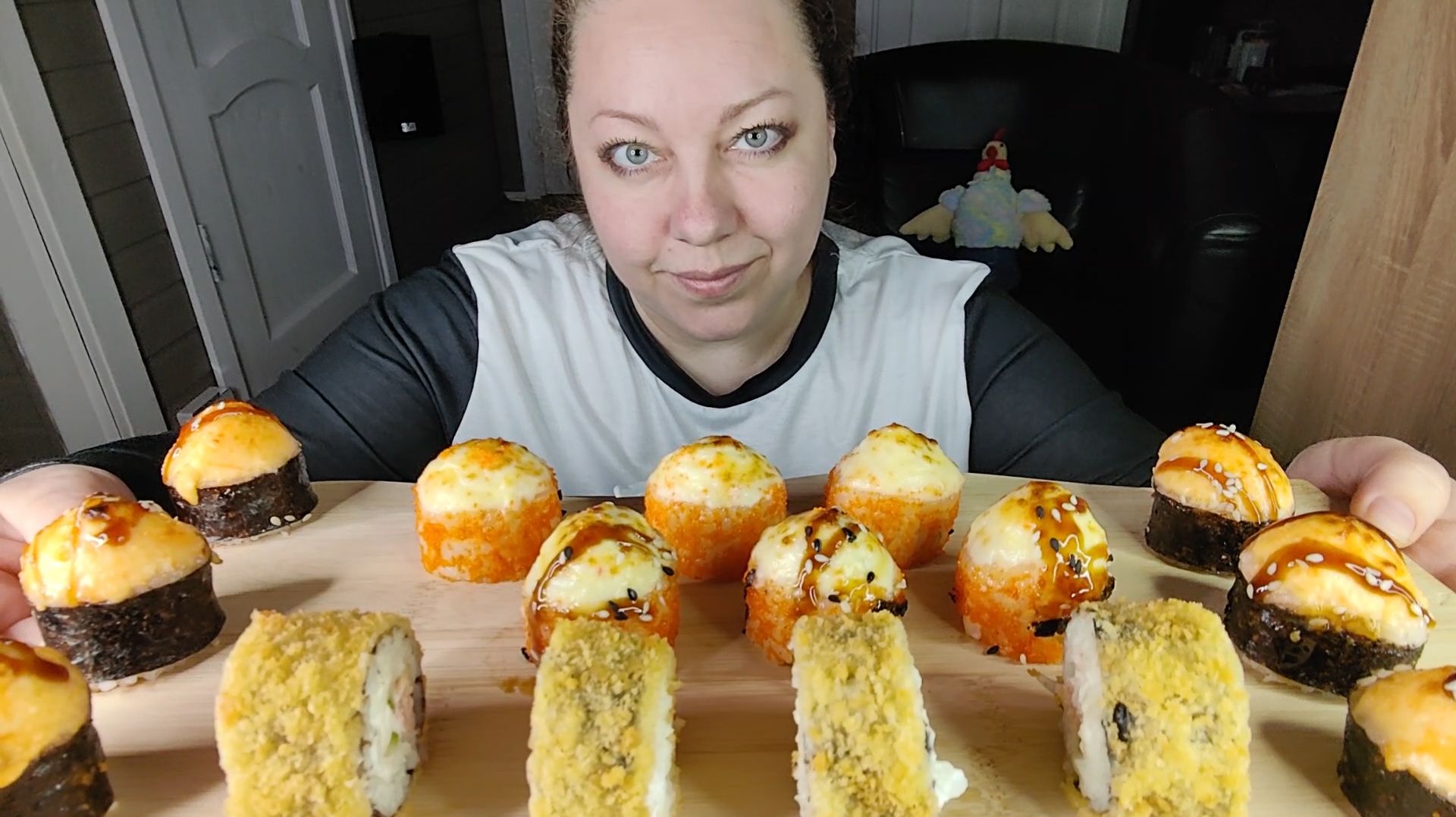 Мукбанг Запеченные роллы, темпура роллы и кола с финиками.