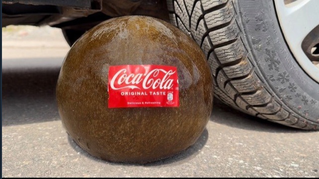 ЛЕДЯНОЙ ШАР ИЗ КОЛЫ ПРОТИВ КОЛЕСА. ВЫДЕРЖИТ ЛИ ОН?