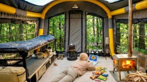 Зимний кемпинг в новой надувной палатке с ретро играми и вредной едой.