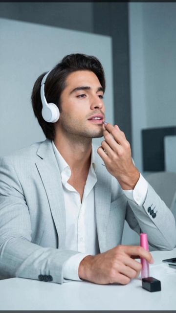 Alisa. Что у вас голосом дамочка?