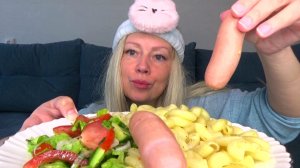 Мукбанг от Яновны макароны с сосисками и горчицкой, салат овощной весенний. Еда вкуснота.