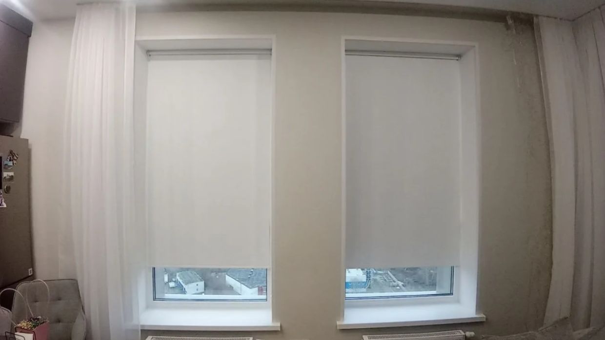 Благодаря инновационной технологии ткани «блэкаут» рулонные шторы гарантируют полное затемнение.