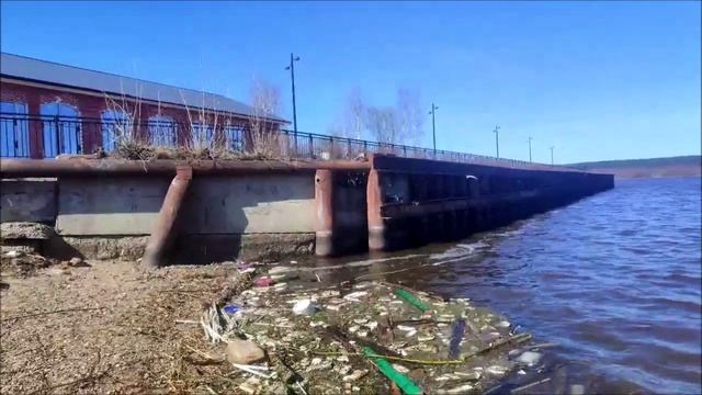 Горожане спрашивают про мусорные массы в Волге у центра Кинешмы