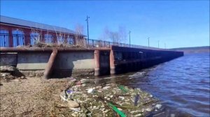 Горожане спрашивают про мусорные массы в Волге у центра Кинешмы