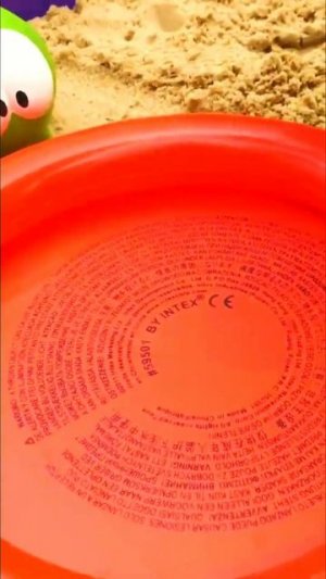 Ух ты! Ам Ням скатывается в бассейн с горки #длядетей #omnom #песочница